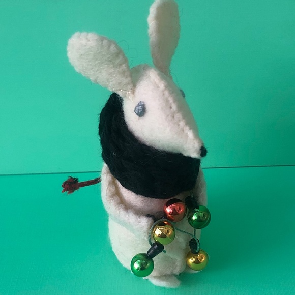 Felt Hand-sewn mouse with black scarf/string of lights - Picture 7 of 7